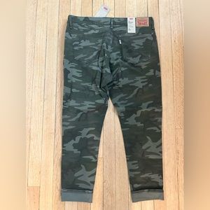 NWT Levi’s 711 Skinny crop camouflage jeans size 32